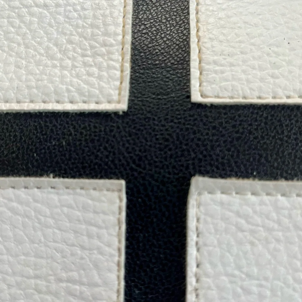 Vintage 1980’s Black and White Pebbled Leather Cross-Accent Checker Shoulder Bag - Picture 4 of 14